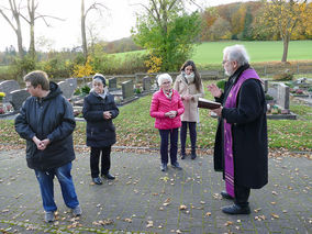 Segnung der Gräber auf dem Friedhof in Riede (Foto: Karl-Franz Thiede)